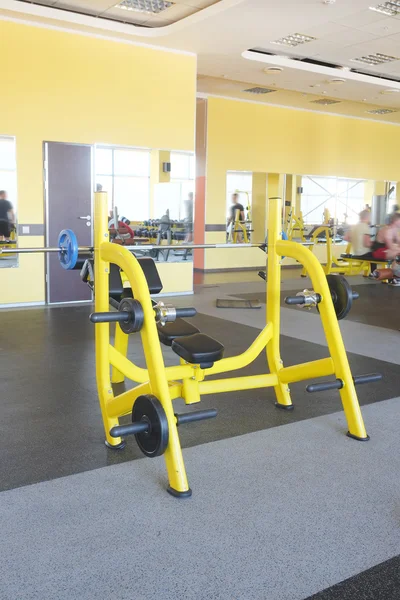 Urządzenia siłowni w hali gimnastycznej — Zdjęcie stockowe