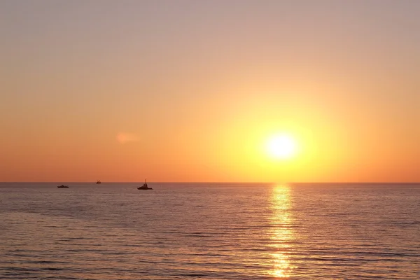 Paisaje con la imagen de una puesta de sol en el mar — Foto de Stock