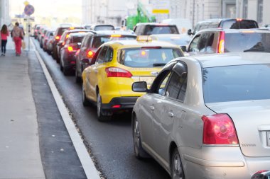 Arabalar duruyor trafik sıkışıklığı Moskova Merkezi