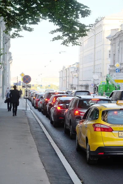 Carros está em engarrafamento no centro de Moscou — Fotografia de Stock