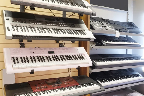 Synthesizers in een muziekwinkel — Stockfoto