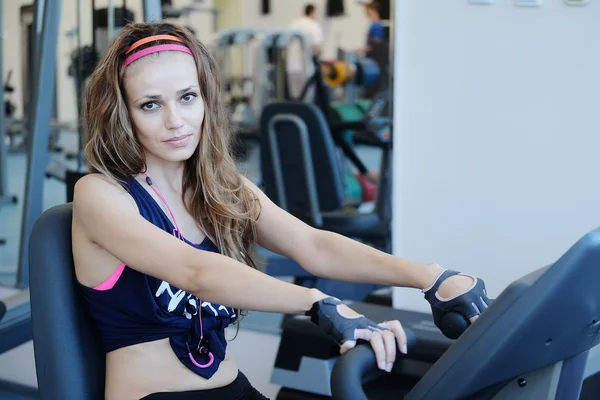 Mädchen übt sich in Fitness — Stockfoto