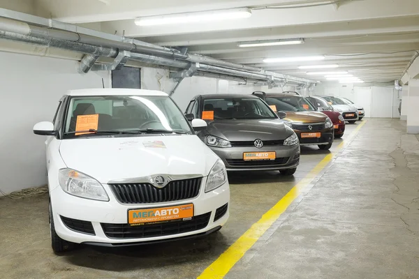 Sala de exposición en un centro concesionario de coches —  Fotos de Stock