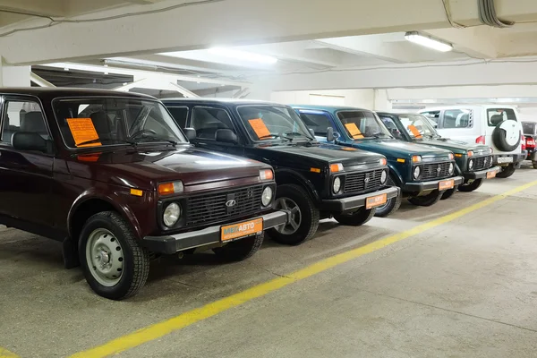 Sala de exposición de un distribuidor de coches — Foto de Stock