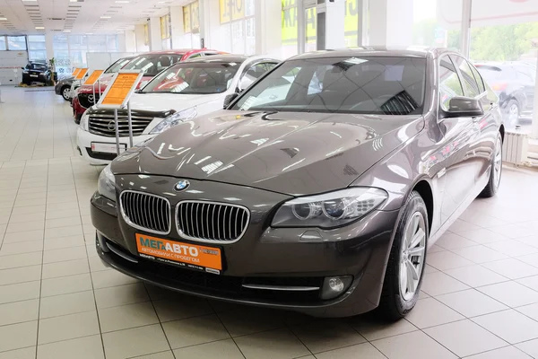 Showroom de um concessionário de carros — Fotografia de Stock