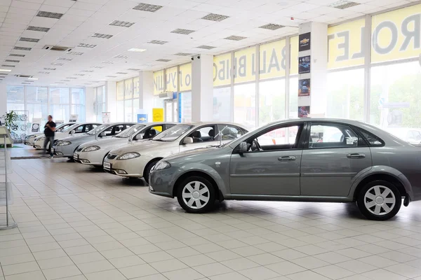 Showroom de um concessionário de carros — Fotografia de Stock