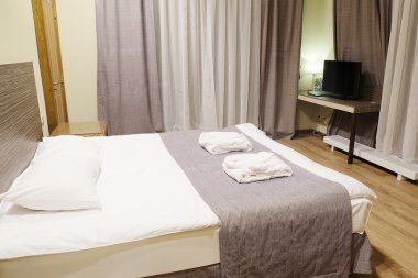 bir otel odasında