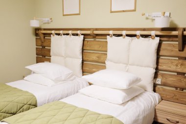 bir otel odasında
