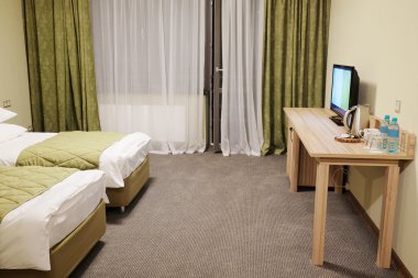 bir otel odasında