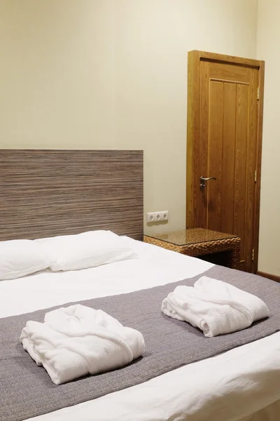 Bedroom in a hotel — Stock Photo, Image