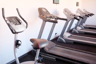 spor salonunda doğrultusunda kalan koşu bandı kümesi