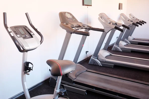 spor salonunda doğrultusunda kalan koşu bandı kümesi