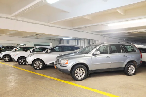 Carros em segunda mão no showroom do negociante — Fotografia de Stock