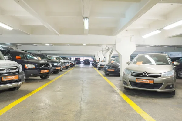 Coches de segunda mano en la sala de exposición del distribuidor —  Fotos de Stock