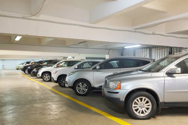 Coches de segunda mano en la sala de exposición del distribuidor —  Fotos de Stock