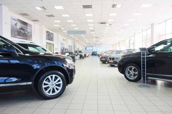 Carros em segunda mão no showroom do negociante — Fotografia de Stock