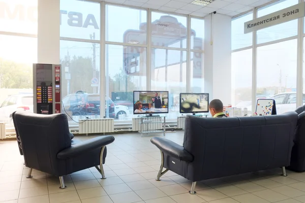 İkinci el arabalar satıcı showroom bir istemci yerine sandalye
