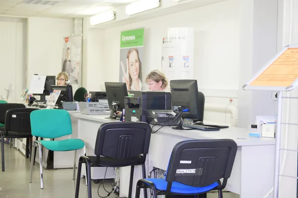 Kundenbüro in einem Autohaus für Gebrauchtwagen — Stockfoto