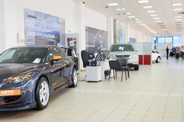 Begagnade bilar i dealer's showroom — Stockfoto
