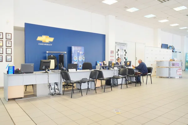 Coches de segunda mano en la sala de exposición del distribuidor — Foto de Stock