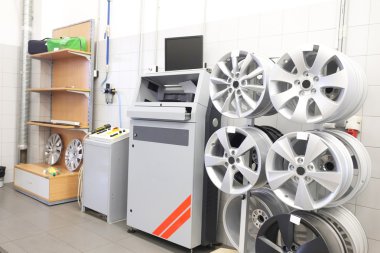 Bir araba tamir dükkanı iç