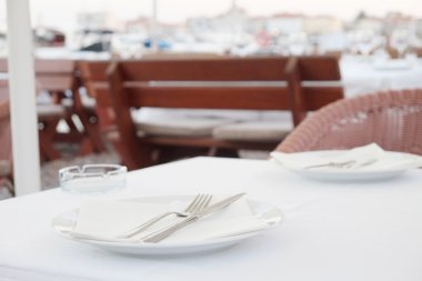 Bir kafede servis edilen masa.