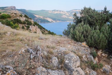 Dağlar ve deniz bir görüntü ile manzara