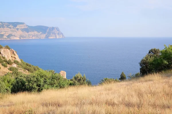 Paisaje con la imagen de las montañas y un mar — Foto de Stock