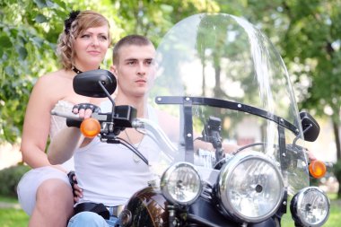 Portre toplum kurallarına uymayan bir motosikletçi maskesi