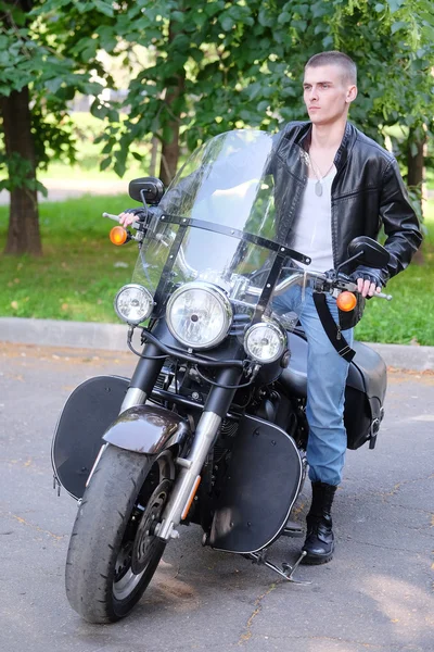Ritratto di motociclista anticonformista — Foto Stock