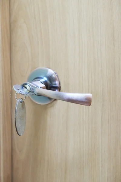 Sleutel en keyring opknoping van deurslot — Stockfoto