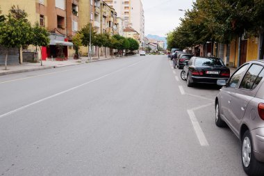 Sokağın ortasındaki Shkoder, Arnavutluk