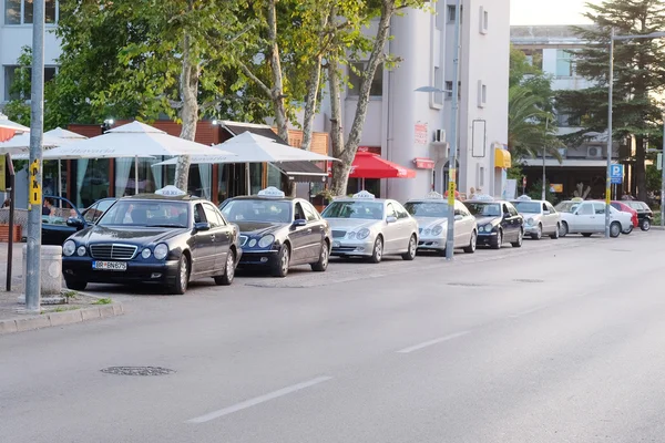 Vozy taxi na parkování, Bar, Černá Hora — Stock fotografie