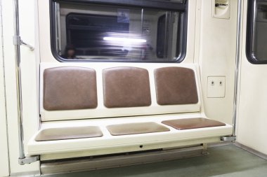Boş metro küçük yük arabalar