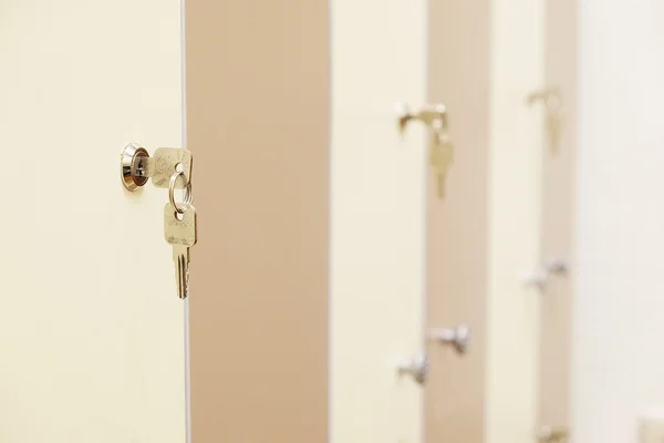 Verschlossene Türen in der Garderobe — Stockfoto