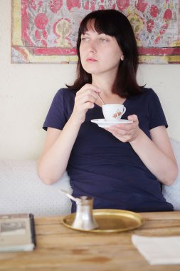 Kız içecekler kahve