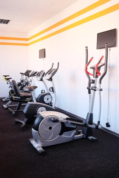 Bicicletas de ejercicio en un gimnasio —  Fotos de Stock