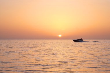 Denizde gün batımı