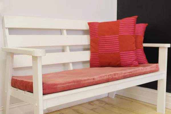 Biały stół z czerwone poduszki — Zdjęcie stockowe