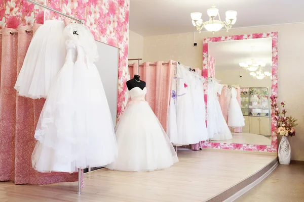 Vestidos de novia en una sala de exposición — Foto de Stock