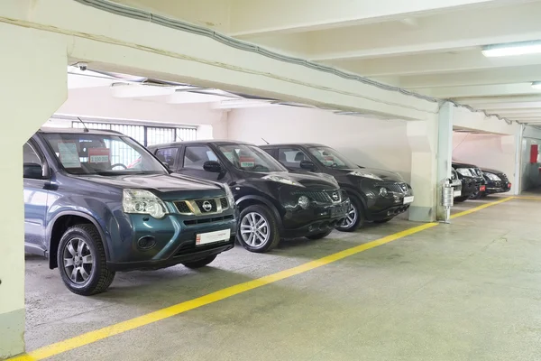 Carros em segunda mão no showroom do negociante — Fotografia de Stock