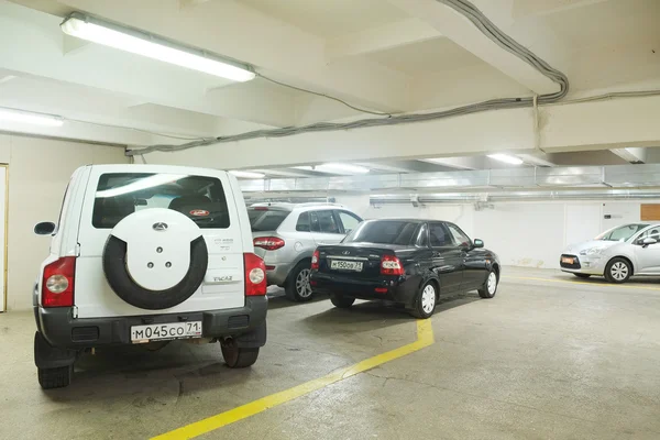 Coches de segunda mano en la sala de exposición del distribuidor — Foto de Stock