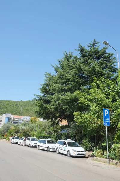 Taxi coches en el aparcamiento en Budva — Foto de Stock