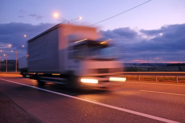 Camion sur une autoroute de nuit — Photo