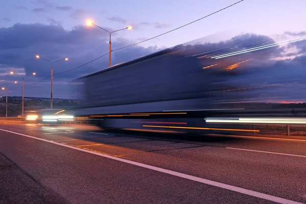 Lastbil på en natt motorväg — Stockfoto