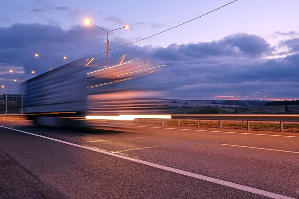 Ciężarówki na autostradzie w nocy — Zdjęcie stockowe