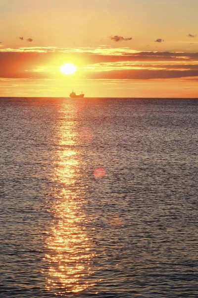 Nave bajo el atardecer — Foto de Stock