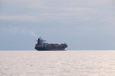 açık bir denizde bir kargo gemisi görüntüsü