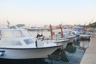 Budva'nın limanında tekneler