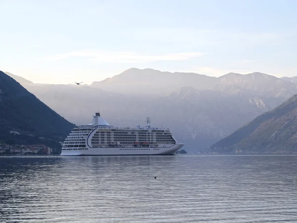 Landscape with the image of cruise liner in Kotor Bay — Stock Photo, Image